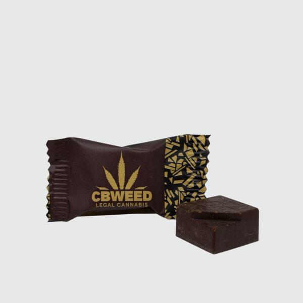 Bombom de chocolate preto com sementes de cânhamo