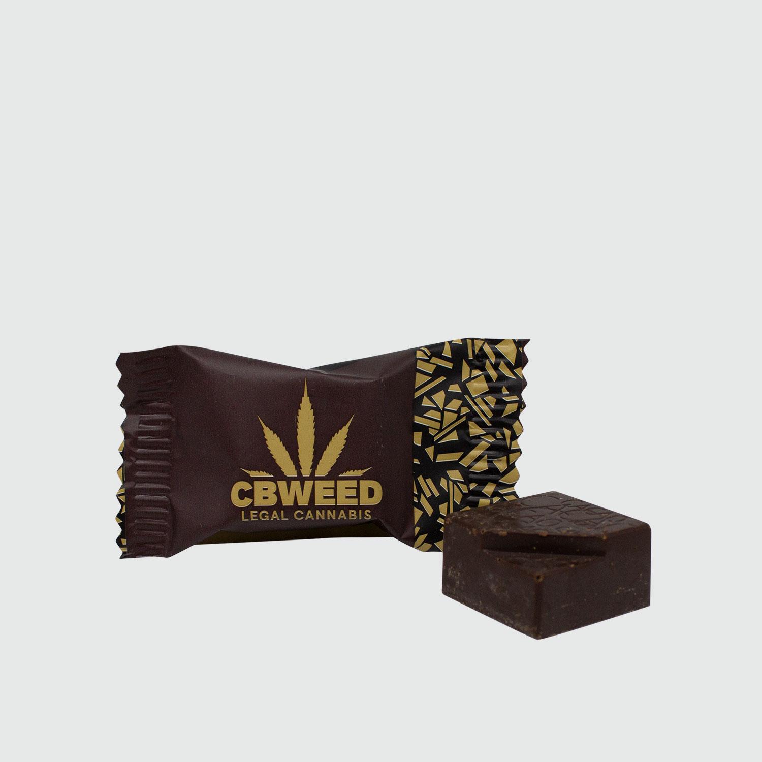Bombom de chocolate preto com sementes de cânhamo